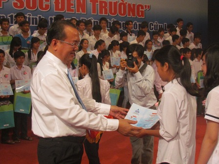  Đ/c Lê Hùng Dũng, UVTV Thành ủy – Phó Chủ tịch thường trực UBND TP Cần Thơ trao học bổng cho các tân sinh viên.